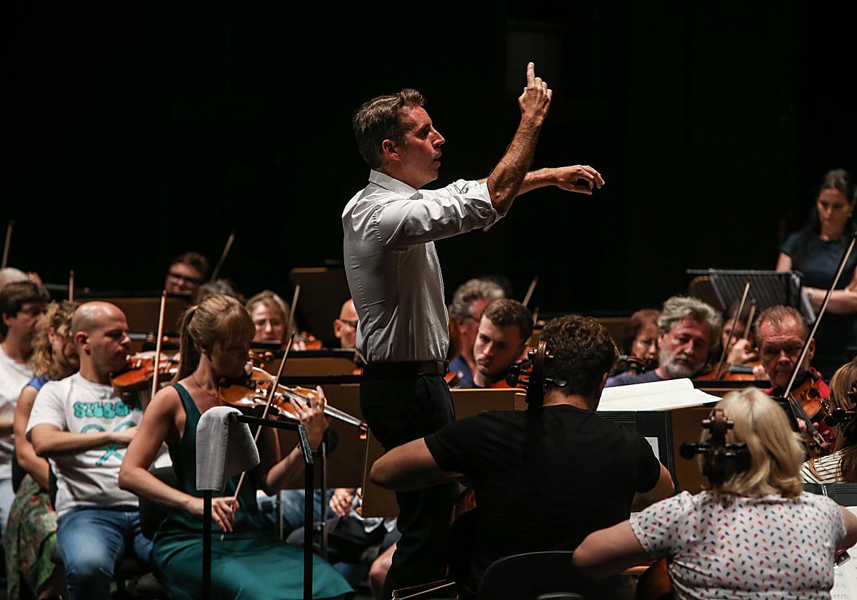 Lucas Macías durante los ensayos de la 'Sinfonía número 2' de Mahler