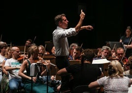 Lucas Macías se estrena con la Sinfónica de Sevilla con un Mahler que contará con cien músicos