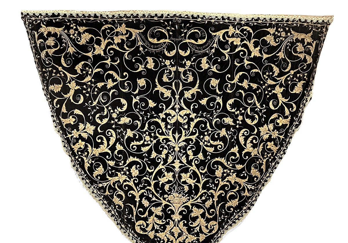 Vista general del manto de la Virgen de los Dolores de El Cabral