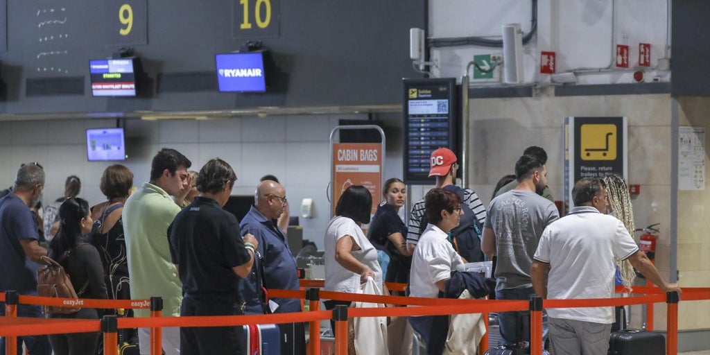 El aeropuerto de Sevilla cierra el mejor agosto de su historia con 774.000 pasajeros y una media de 25.000 usuarios al día