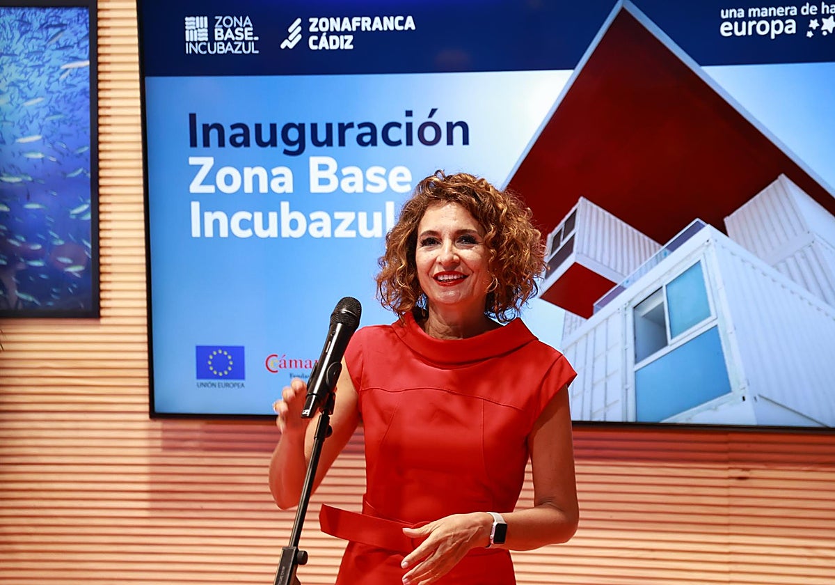 La vicepresidenta primera del Gobierno y ministra de Hacienda, María Jesús Montero,en la inauguración del nuevo edificio que será la sede de Incubazul de Zona Franca de Cádiz