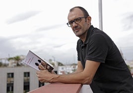 Isaac Rosa:  «España es el país donde se consumen más ansiolíticos, pero al mismo tiempo se dice que es donde hay una mayor calidad de vida»