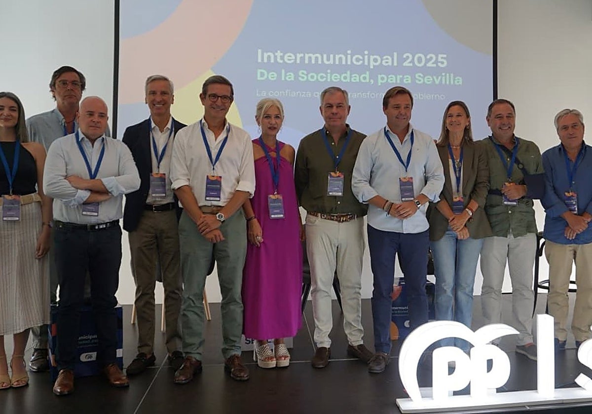 Foto de familia de los dirigentes del PP que han participado en la Intermunicipal de Sevilla