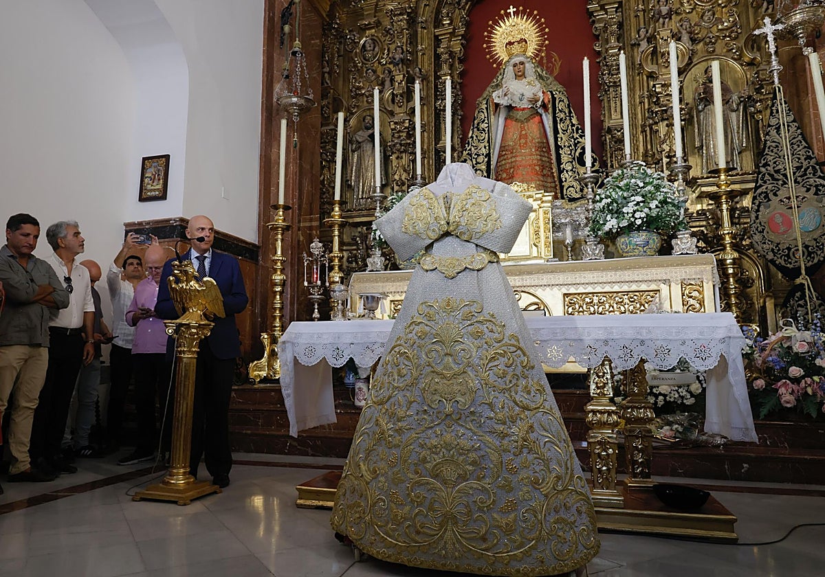 Así es la nueva saya para la Esperanza de Triana bordada por el taller de  Manuel Solano