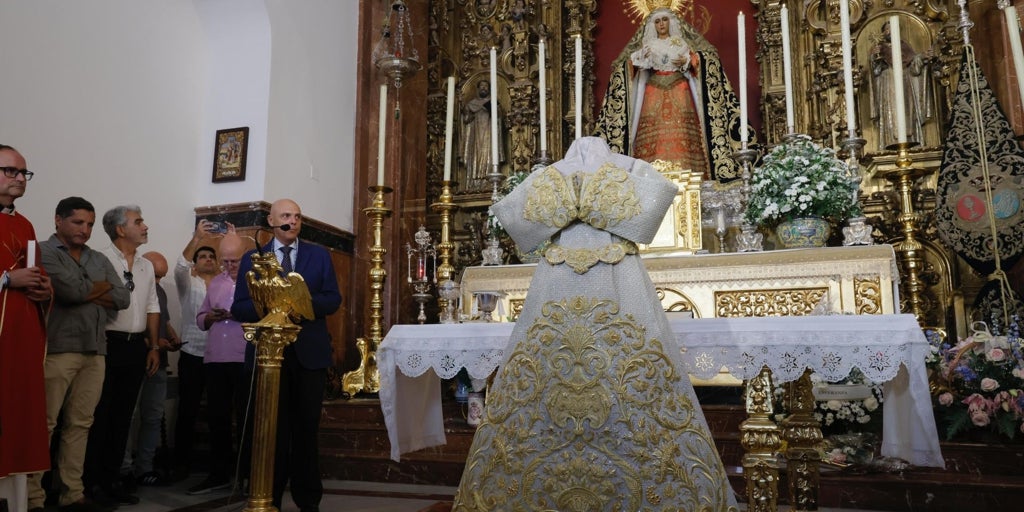 Así es la nueva saya para la Esperanza de Triana bordada por el taller de Manuel Solano