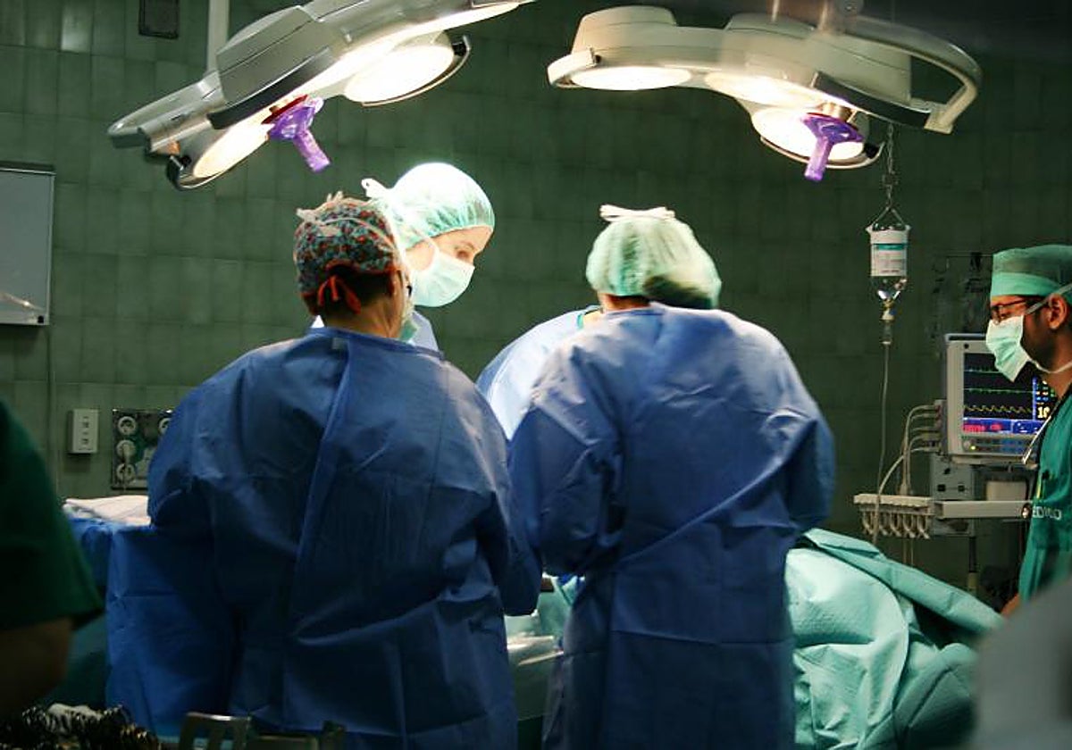 Profesionales del hospital Virgen Macarena realizando una intervención