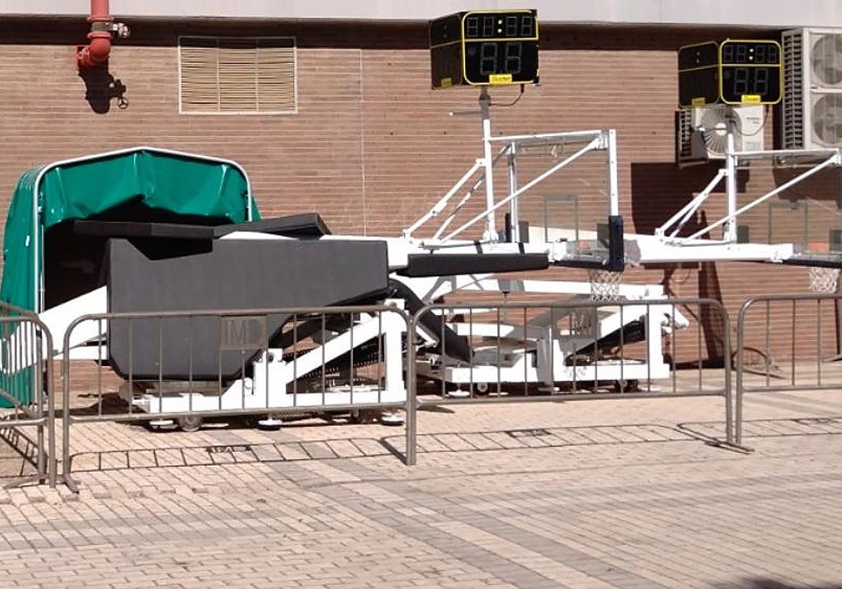 Las canastas y el túnel de acceso a los vestuarios, en las afueras del pabellón San Pablo, a la intemperie