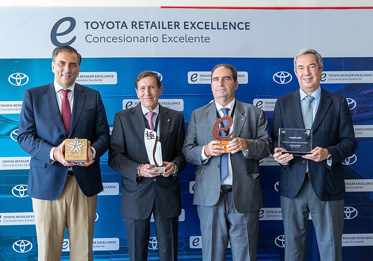 Miguel Carsi, Joaquín Meseguer, Ramón Nimo y Javier Mencos con los cuatro premios recibidos