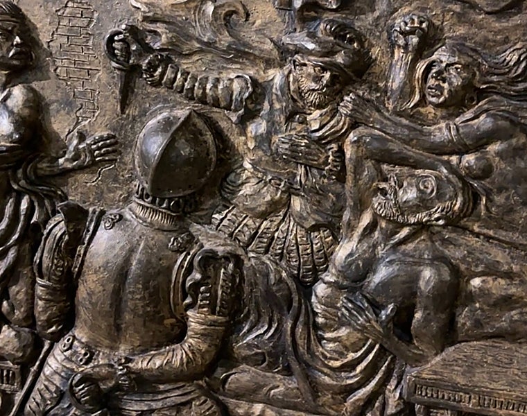 Relieve en la base del monumento a Rodrigo de Bastidas en Santa Marta. Representa el motín de sus propios hombres y el apuñalamiento que sufrió en la ciudad en 1526 y que le costaría la muerte en Cuba, tras defender un trato más justo hacia los indígenas