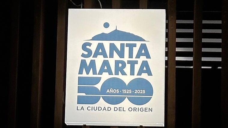 Imagen del logotipo oficial del 500 aniversario de la fundación de Santa Marta (1525–2025). Bajo el lema «La ciudad del origen», la efeméride rescata la memoria de la urbe más antigua en pie de Colombia y primera ciudad estable española en Sudamérica