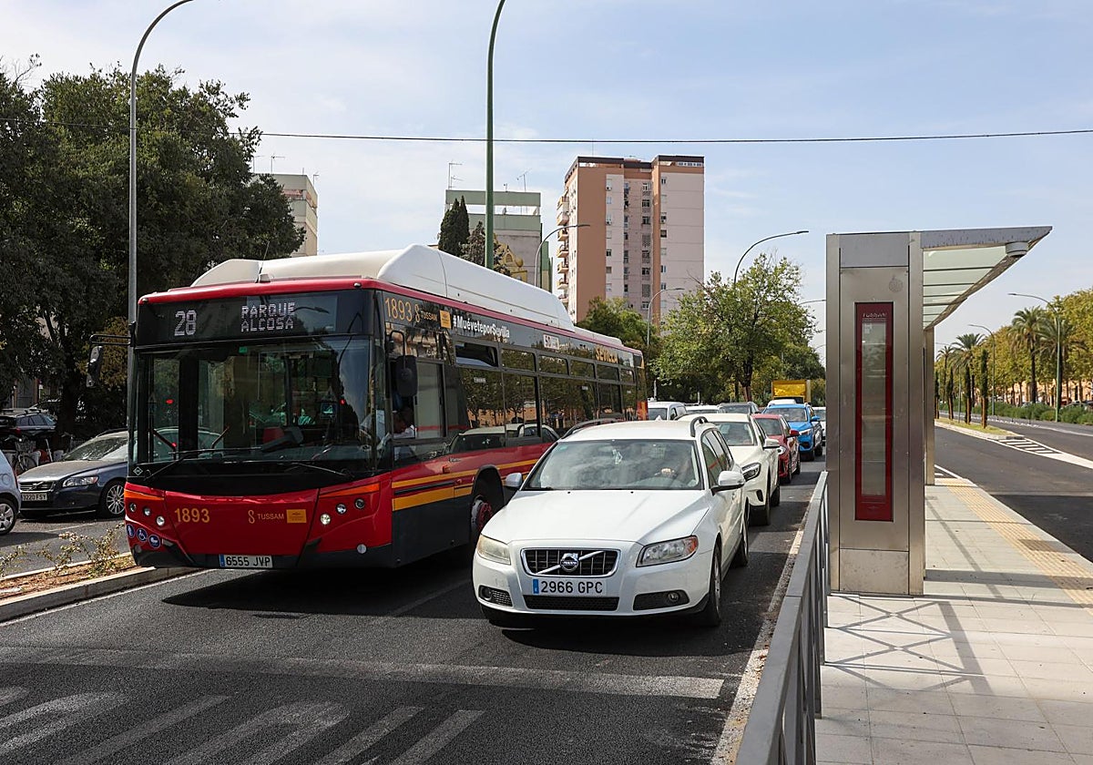 Parada del tranvibús a su paso por la avenida Kansas City, con los dos carriles para el tráfico rodado a su lado