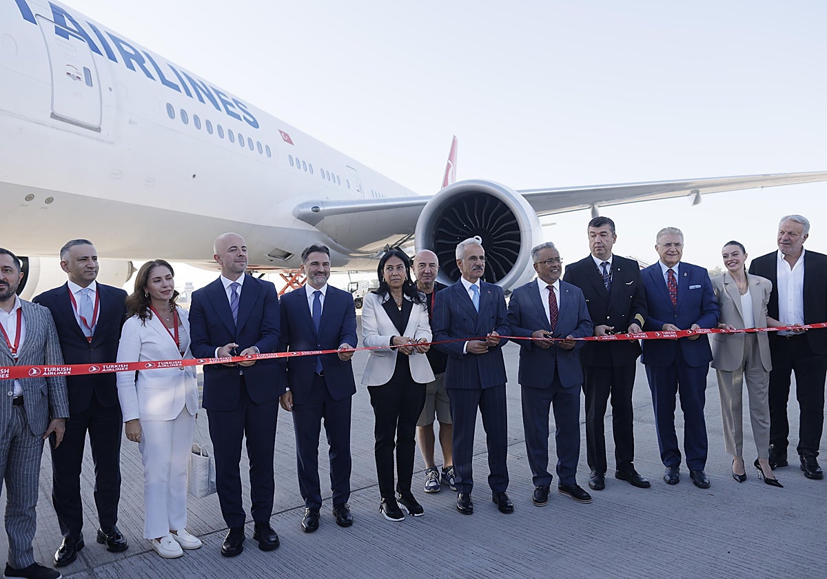 Responsables de Turkish Airlines y otras personalidades políticas del país en su llegada a Sevilla