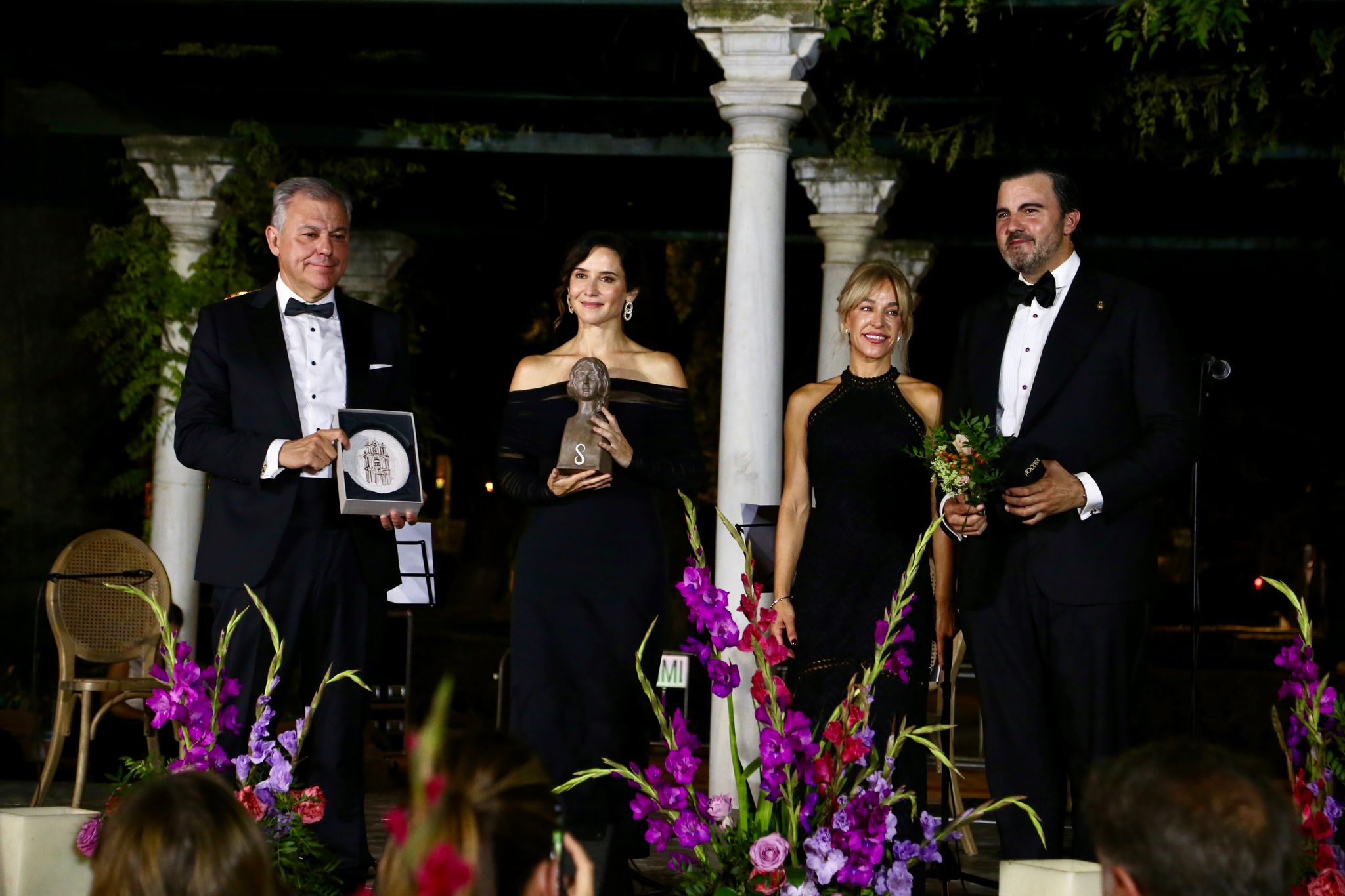 Recogida del premio de la mano del alcalde de Sevilla, José Luis Sanz