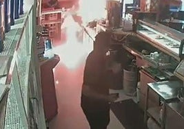 El propietario del bar quemado en Los Palacios habla de la reparación gracias a Hellmann's: «Tranquilos, ahora nunca nos faltará mayonesa»