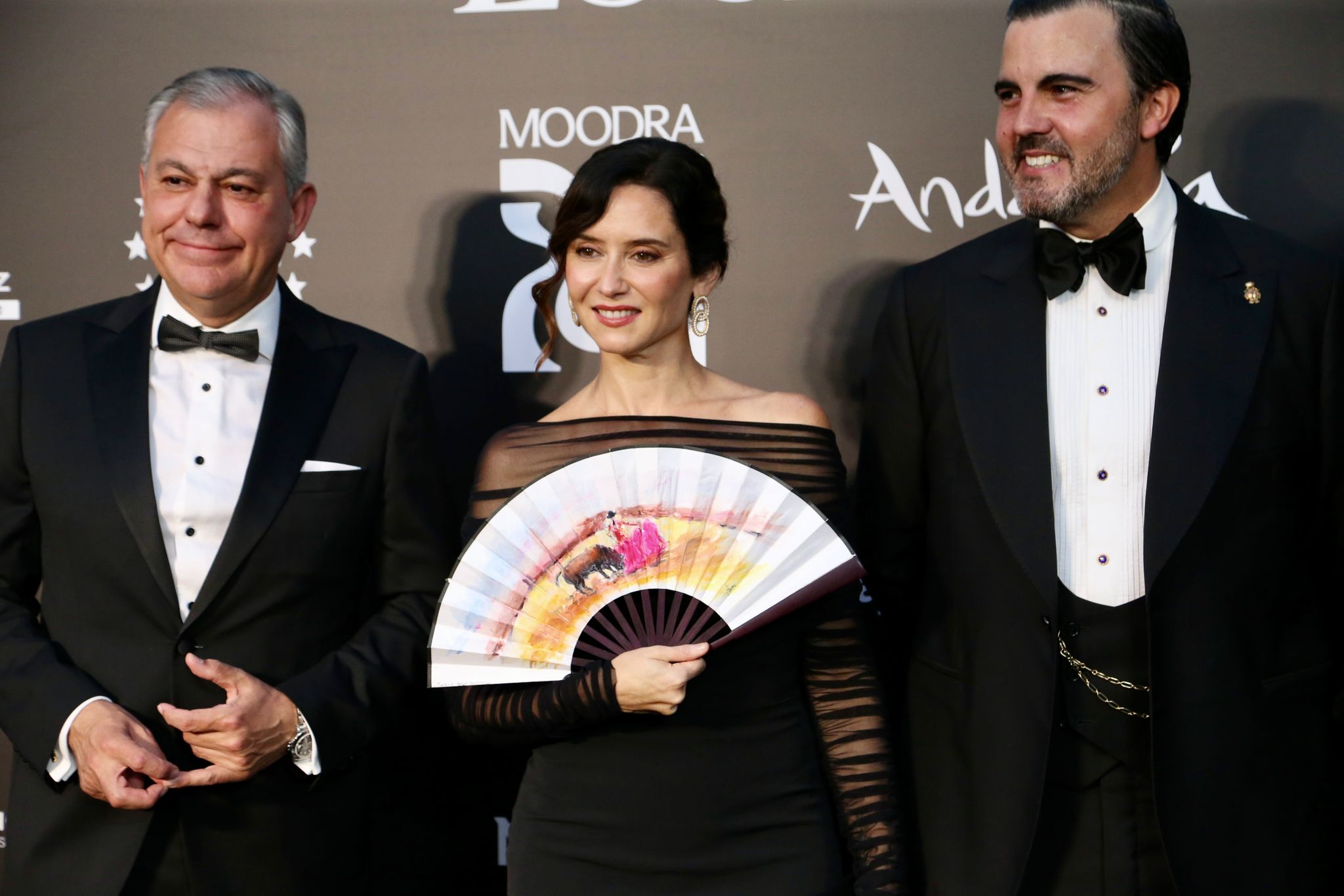 La presidenta de la Comunidad de Madrid, Isabel Díaz Ayuso, entre el alcalde de Sevilla, José Luis Sanz, y Mario Niebla del Toro