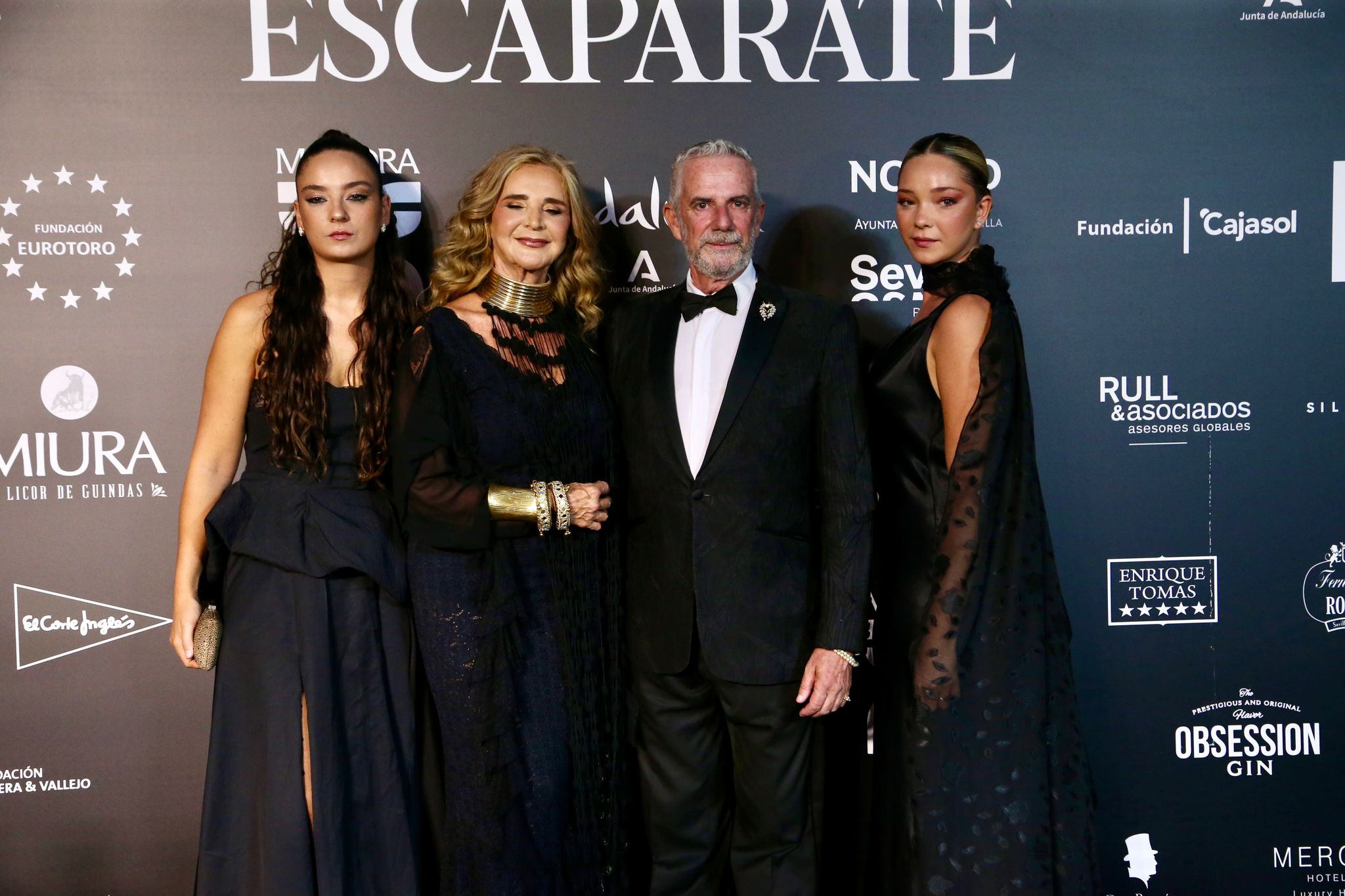 La diseñadora Aurora Gaviño junto a sus hijas Aurora y Victoria y Joaquín Pareja Obregón