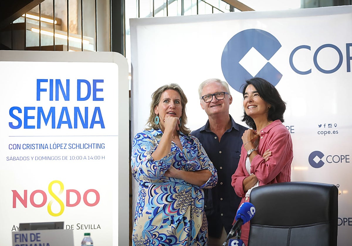 Cristina López Schlichting, Joaquín López-Sáez y Carmen Ponce en la emisión de 'Fin de Semana'