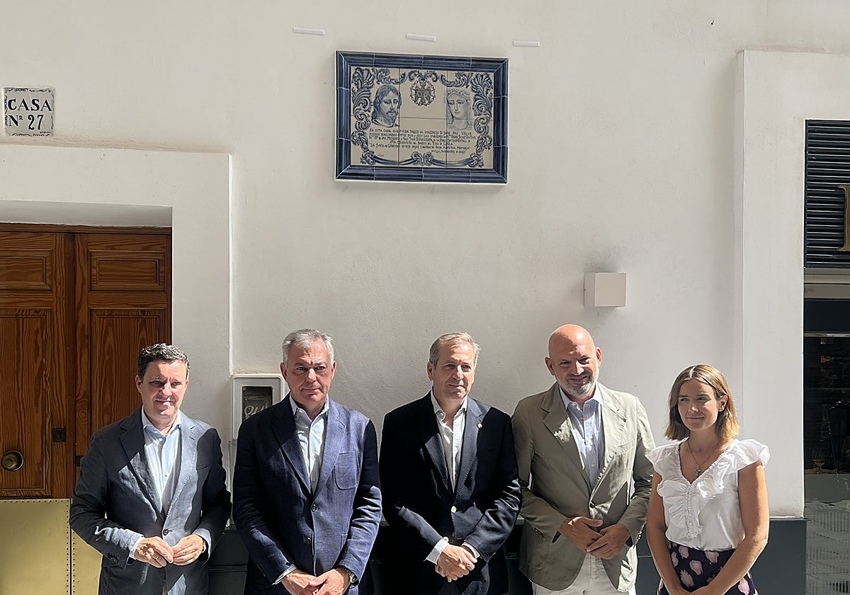 Miembros de la hermandad de Santa Genoveva, junto a responsables del Ayuntamiento de Sevilla, entre ellos el alcalde José Luis Sanz