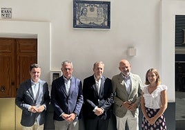 Santa Genoveva dedica un azulejo a Paz Vélez en el lugar de Sevilla en el que talló al Cautivo y a la Virgen de las Mercedes