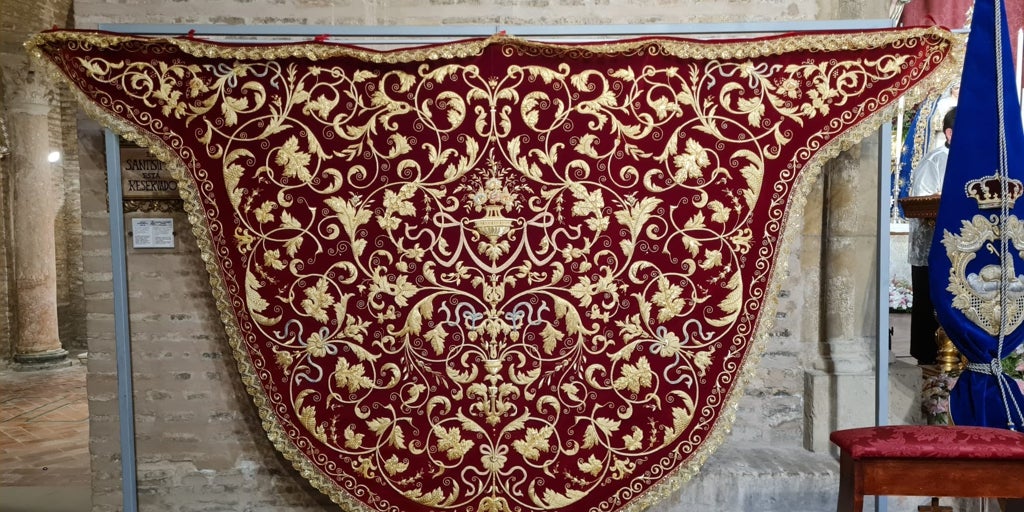Así es el nuevo manto rojo de salida de la Pastora de Santa Marina