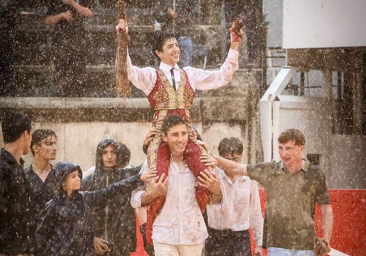 Marco Pérez, a hombros bajo la intensa lluvia, ha abierto la Puerta de los Cónsules esta mañana