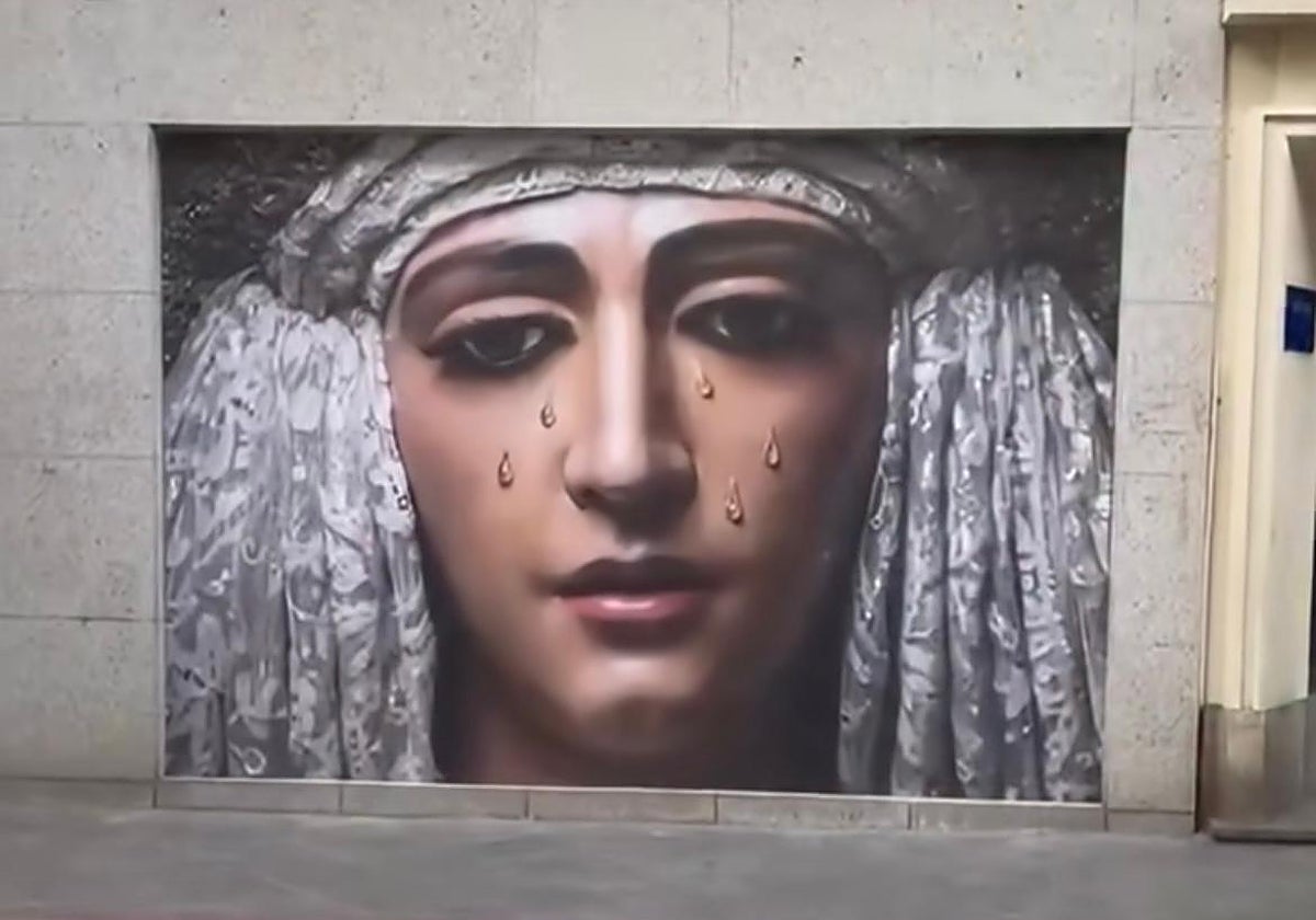 El rostro de la Esperanza de Triana luce en una de las fachadas de la calle Asunción