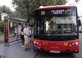 Muchas consultas y preguntas durante la primera jornada de los cambios de Tussam en el centro pero con normalidad entre los viajeros