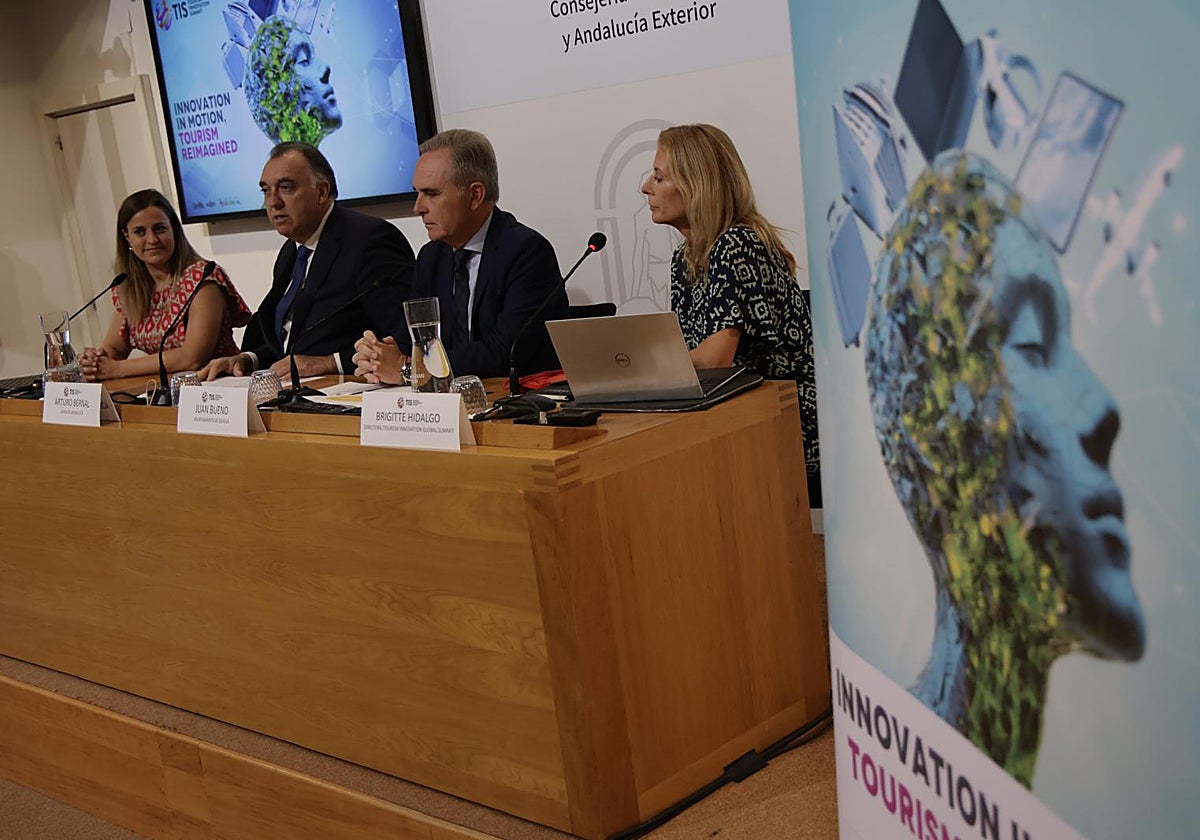 Silvia Avilés, Arturo Bernal, Juan Bueno y Brigitte Higalgo en la presentación del TIS 2025