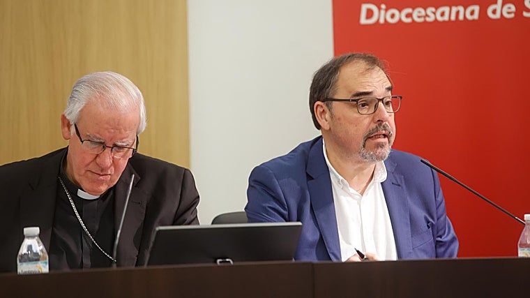 De izquierda a derecha, el arzobispo de Sevilla, José Ángel Saiz Meneses, junto a Miguel Ángel Carbajo, director de Cáritas Diocesana de Sevilla, en la presentación del a memoria de Cáritas