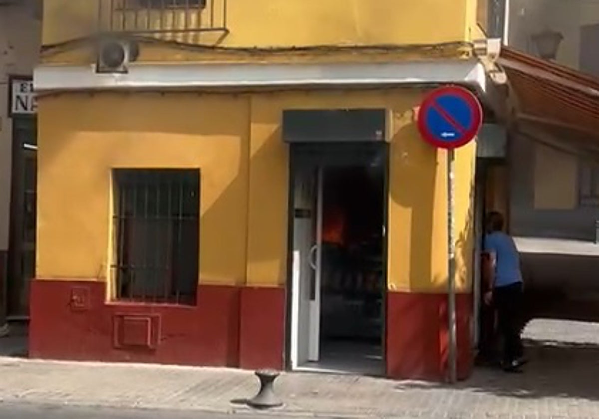 Sale ardiendo una pollería en la calle San Esteban de Sevilla
