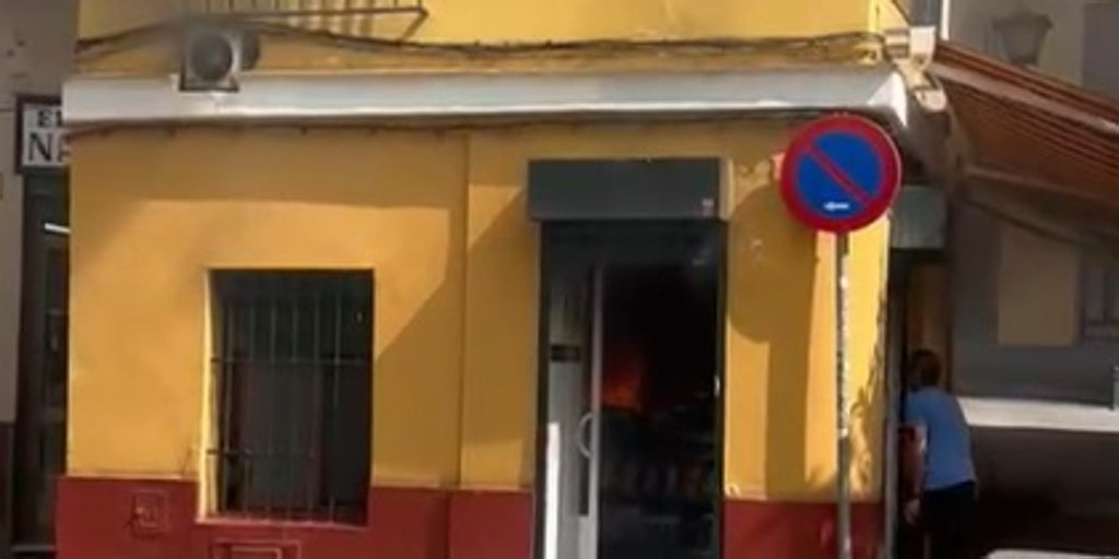 Sale ardiendo una pollería en la calle Águilas de Sevilla