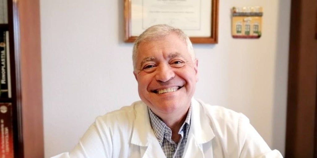 Miguel Saldaña, cirujano, sobre la operación de quitarse las costillas que se ha puesto de moda: «Es muy desproporcionado el beneficio con el riesgo que supone»
