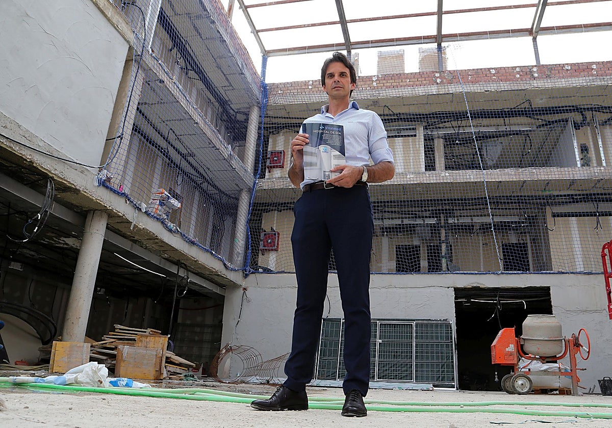 José Antonio Salas Lluch posa en el patio interior del hospital, que apura la recta final de las obras
