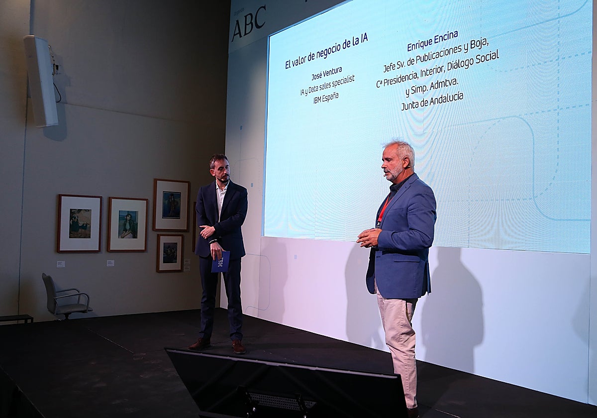 El jefe de publicaciones y BOJA, Enrique Encina, y el IA y data sales de IBM España, José Ventura