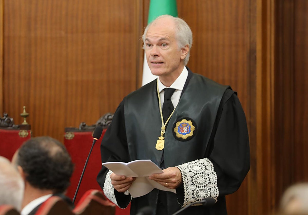 El presidente de la Audiencia Provincial de Sevilla, Álvaro Martín, en el juramento del cargo