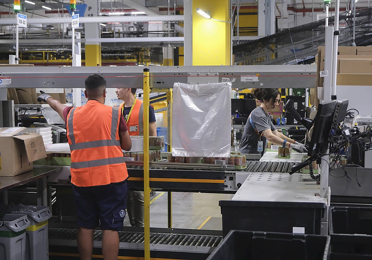 Reportaje spobre el almcen de Amazon en dos Hermanas con motivo del Prime Day