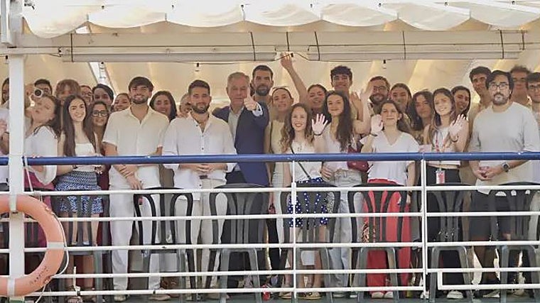 Sanz posa junto a los voluntarios el día que les agradeció su compromiso con la Cumbre con un paseo en barco