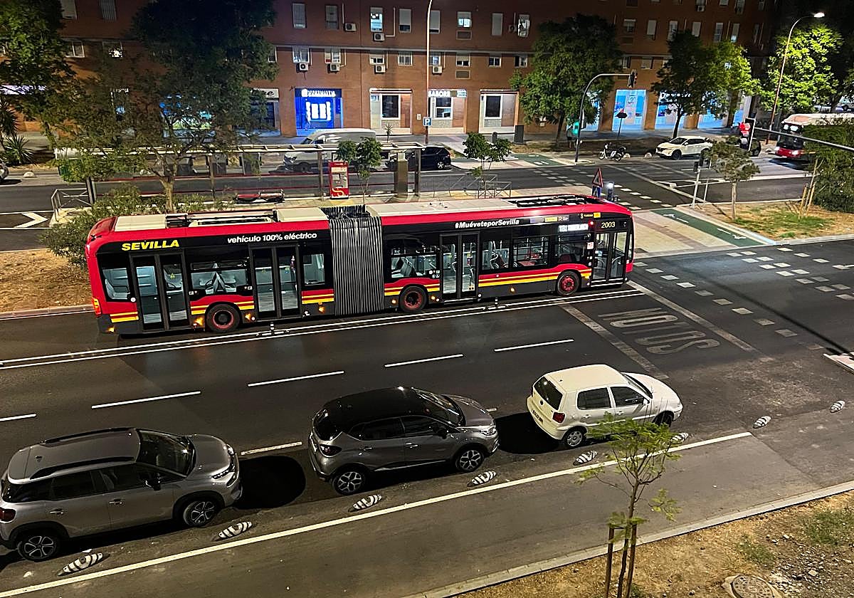 Pruebas del tranvibús este domingo por la Avenida de las Ciencias en Sevilla Este