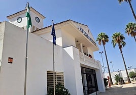 El Defensor del Pueblo critica la actitud hostil del Ayuntamiento de Espartinas ante la queja de un vecino por una cuadra de caballos