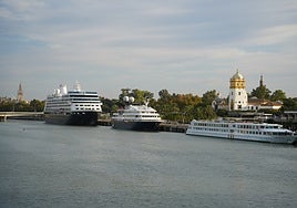 Atracan en Sevilla cuatro cruceros de lujo con más de mil pasajeros