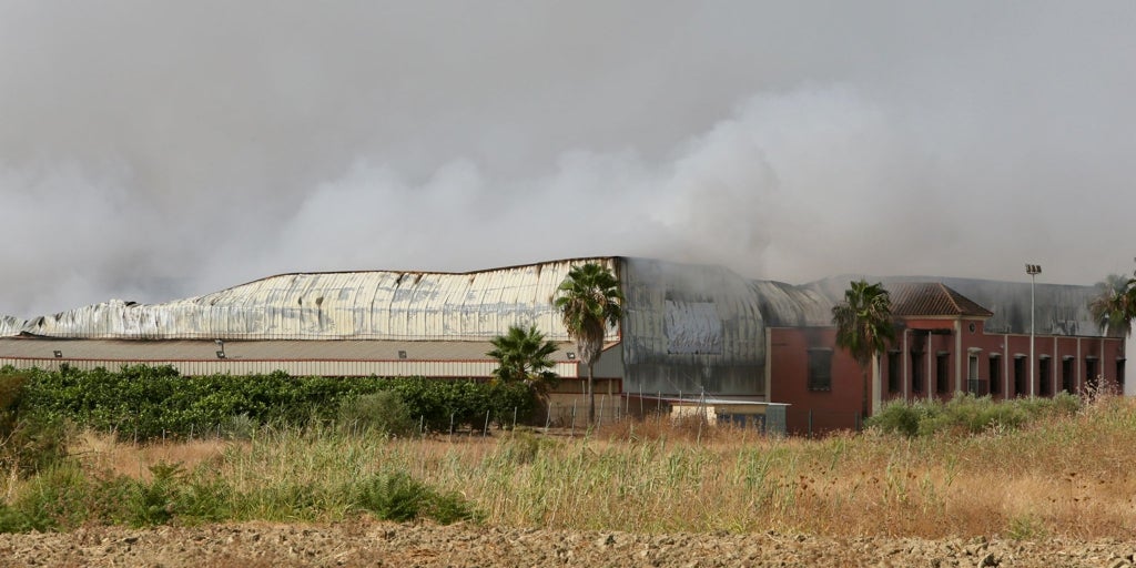 El incendio de Burguillos ya está controlado tras «destrozar» una fábrica de cien trabajadores