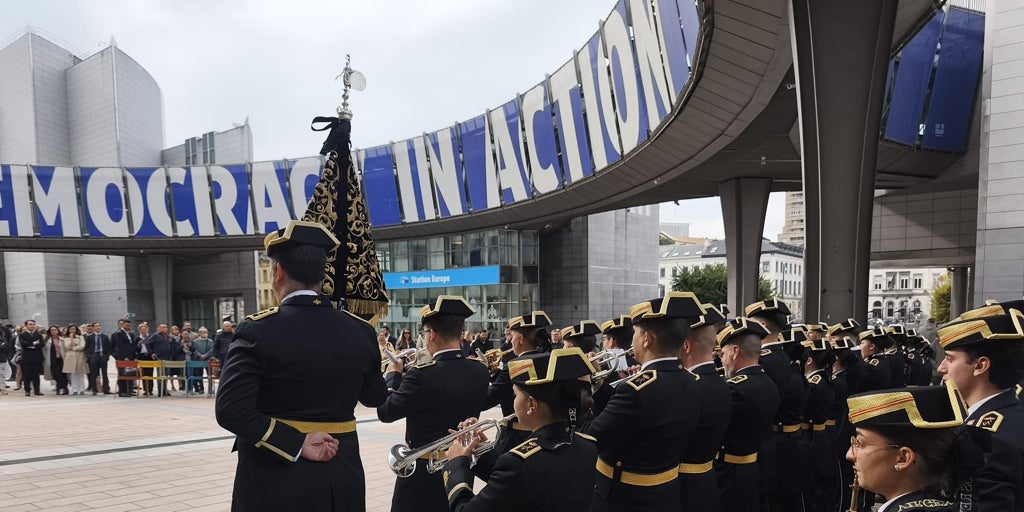 La música de Virgen de los Reyes llega a las puertas del Parlamento Europeo