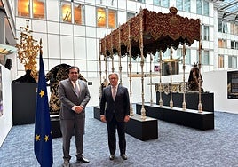 El embajador de Pakistán ante la UE visita la exposición de arte sacro sevillano: «Espero que encontremos una solución muy pronto»