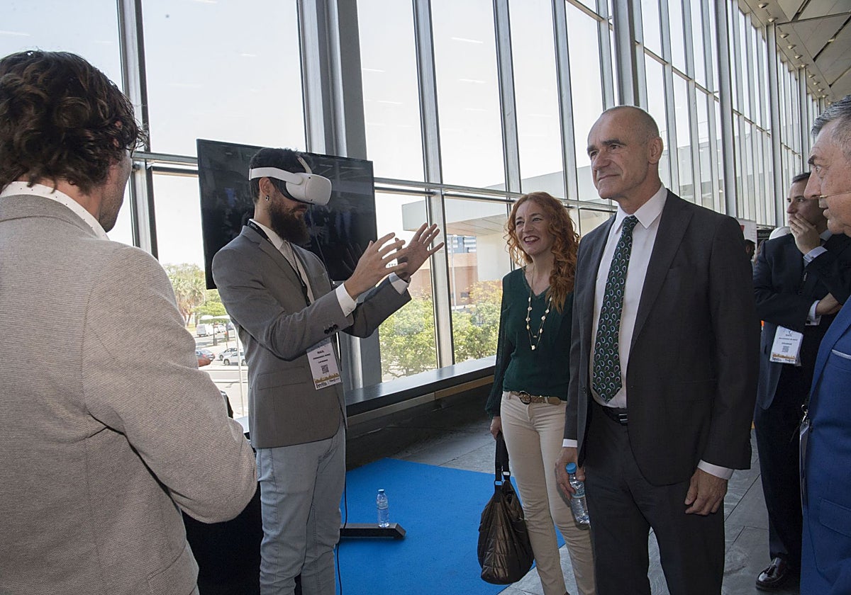 El exalcalde Antonio Muñoz inaugurando el 5-G Forum en Fibes en el año 2022