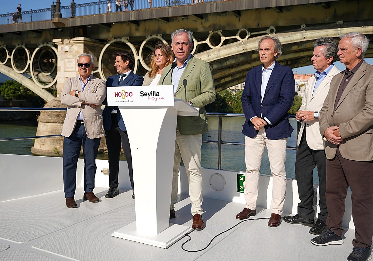 José Luis Sanz, en un barco este viernes en el Guadalquivir
