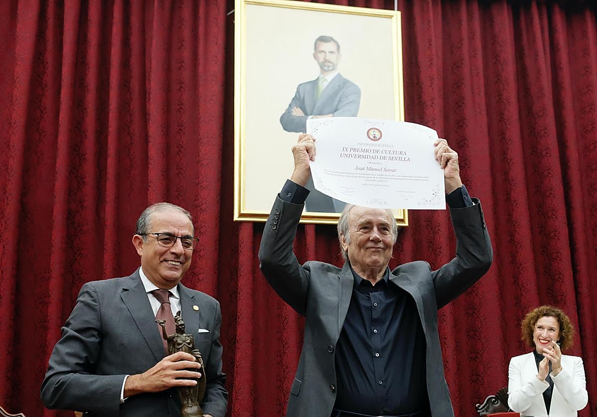 Juan Manuel Serrat muestra orgulloso el IX Premio de Cultura Universidad de Sevilla