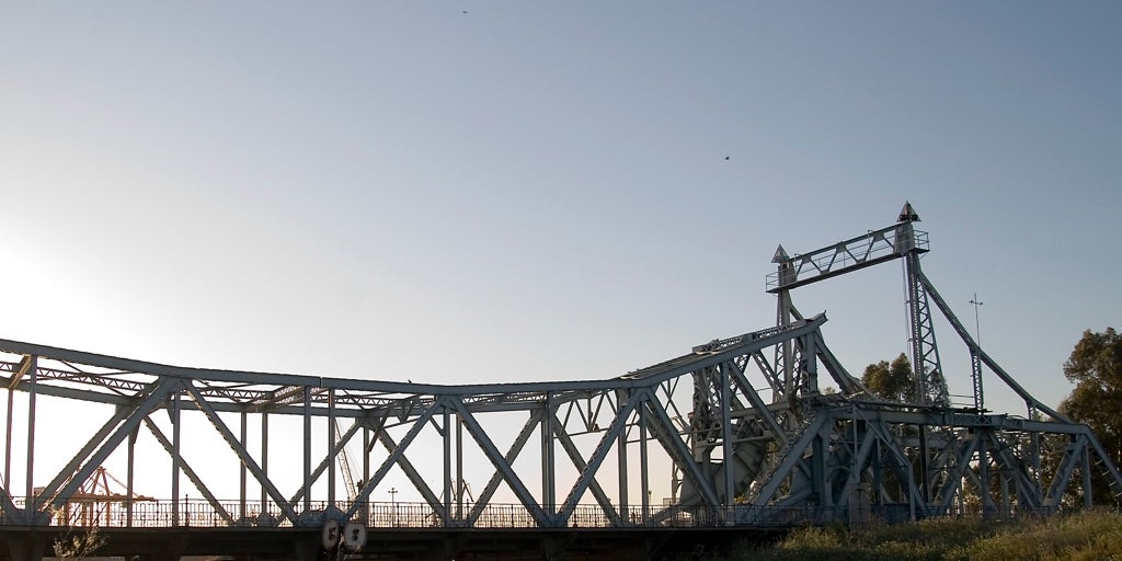 En fase de evaluación la propuesta para la recuperación del Puente de Hierro de Sevilla como teatro del distrito portuario