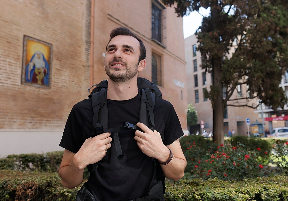 Daniel Muñoz en la parroquia de San Pedro con la mochila de su peregrinación por España