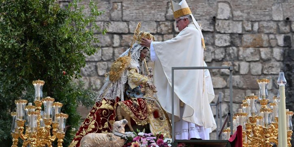 Saiz Meneses corona a la Divina Pastora de Santa Marina en una ceremonia cargada de devoción