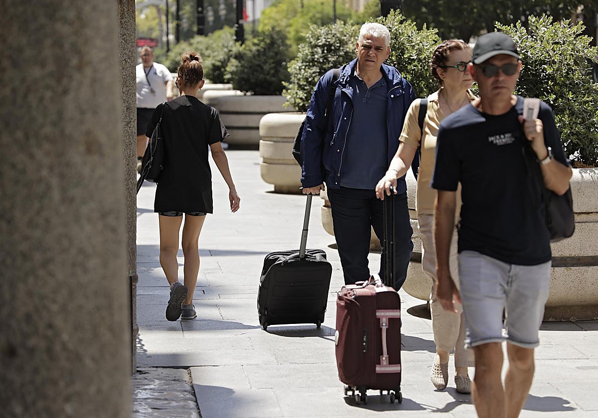 Turistas transitando por la avenida de la Constitución